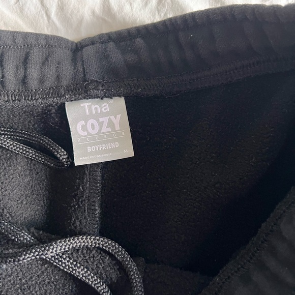 ‼️SOLD‼️ TNA Cargo Sweatshorts - Picture 4 of 4